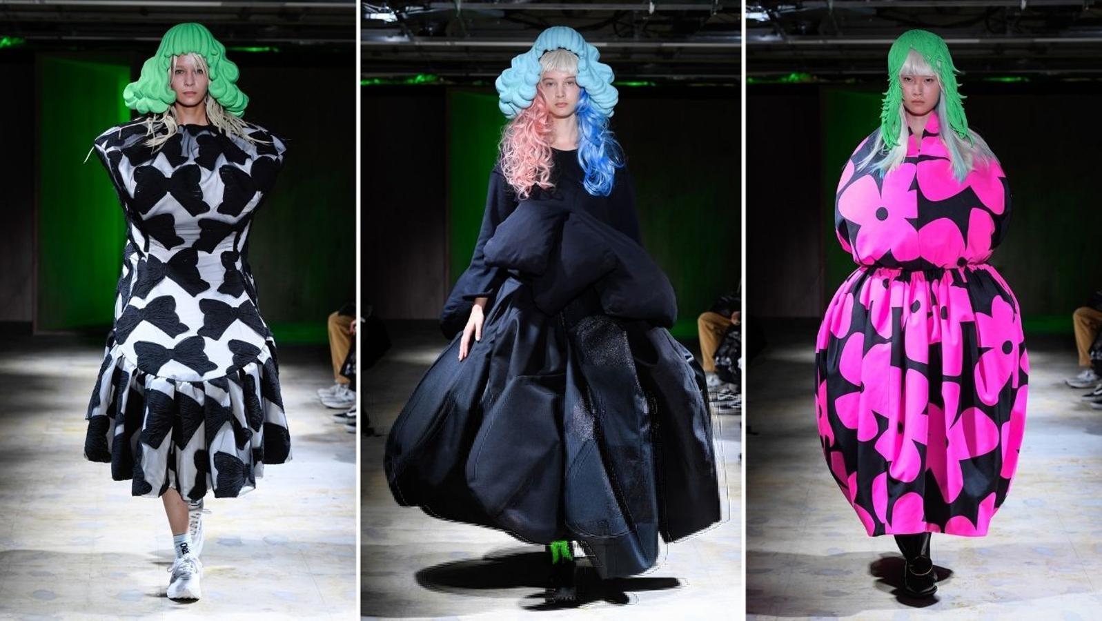 Comme des Garçons - PFW primavera-verano 2022. Deconstrucciones, maxi volúmenes y juegos de formas con un aire retrofuturista es el elemento clave de la propuesta, en donde los negros se fusionan con los tonos flúor con los que contrastan.