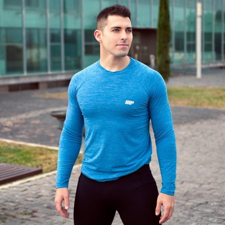 Sergio Peinado, entrena con fuertafit. El cambio físico es posible con la ayuda de este Licenciado en Ciencias de la Actividad Física y del Deporte que, con sus vídeos divulgativos y su programa de entrenamiento y motivación ha logrado demostrar que para mantenerse en forma no hace falta ir al gimnasio. Triunfa tanto en <a href="https://www.abc.es/bienestar/fitness/abci-10-canales-youtube-podras-ponerte-forma-202001270200_noticia.html">Youtube</a>, donde tiene más de 3,7 millones de seguidores, como en Instagram, donde supera el millón de seguidores.