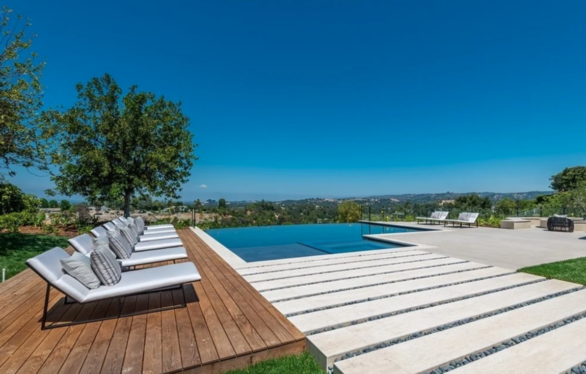 La nueva casa de Will Smith y Jada Pinkett. La zona exterior cuenta con una cocina completa con barbacoa y una piscina de borde infinito con spa incluido y área de solárium, lo que se traduce en un espacio mágico para aprovechar en los meses de más calor.