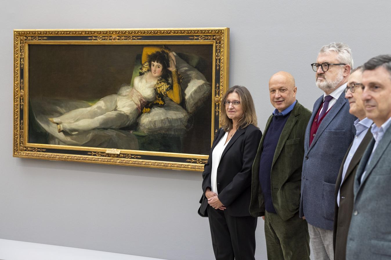 Gudrun Maurer, conservadora del área de Pintura del siglo XVIII y Goya del Museo del Prado;  Sam Keller, director de la Fundación Beyeler; Miguel Falomir, director del Museo Nacional del Prado; Martin Schwander, conservador, y Andrés Ubeda, director adjunto de Conservación e Investigación del Prado, ante 'La maja vestida, 1800-1807' de Francisco de Goya en la exposición 'Goya' de la Fundación Beyeler en Riehen (Basilea. Suiza). 