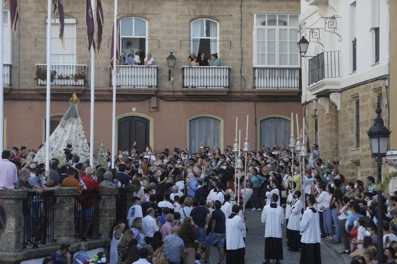 FOTOS: El fervor se desborda en Cádiz con la Virgen del Rosario