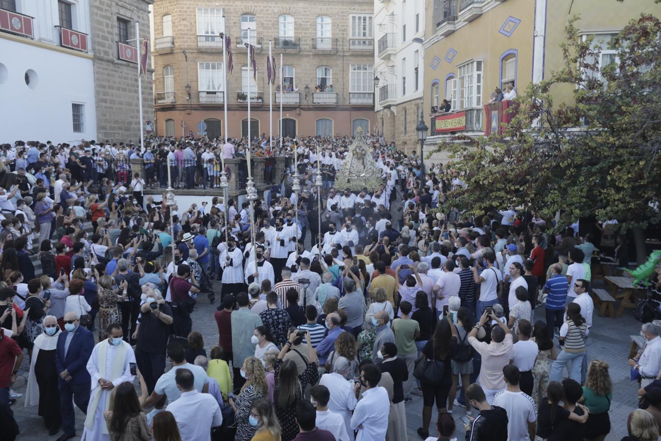 FOTOS: El fervor se desborda en Cádiz con la Virgen del Rosario