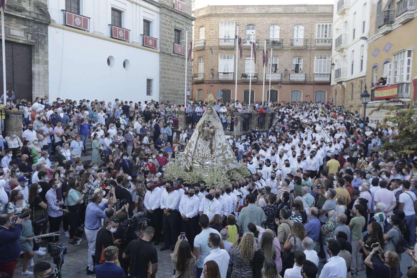 FOTOS: El fervor se desborda en Cádiz con la Virgen del Rosario