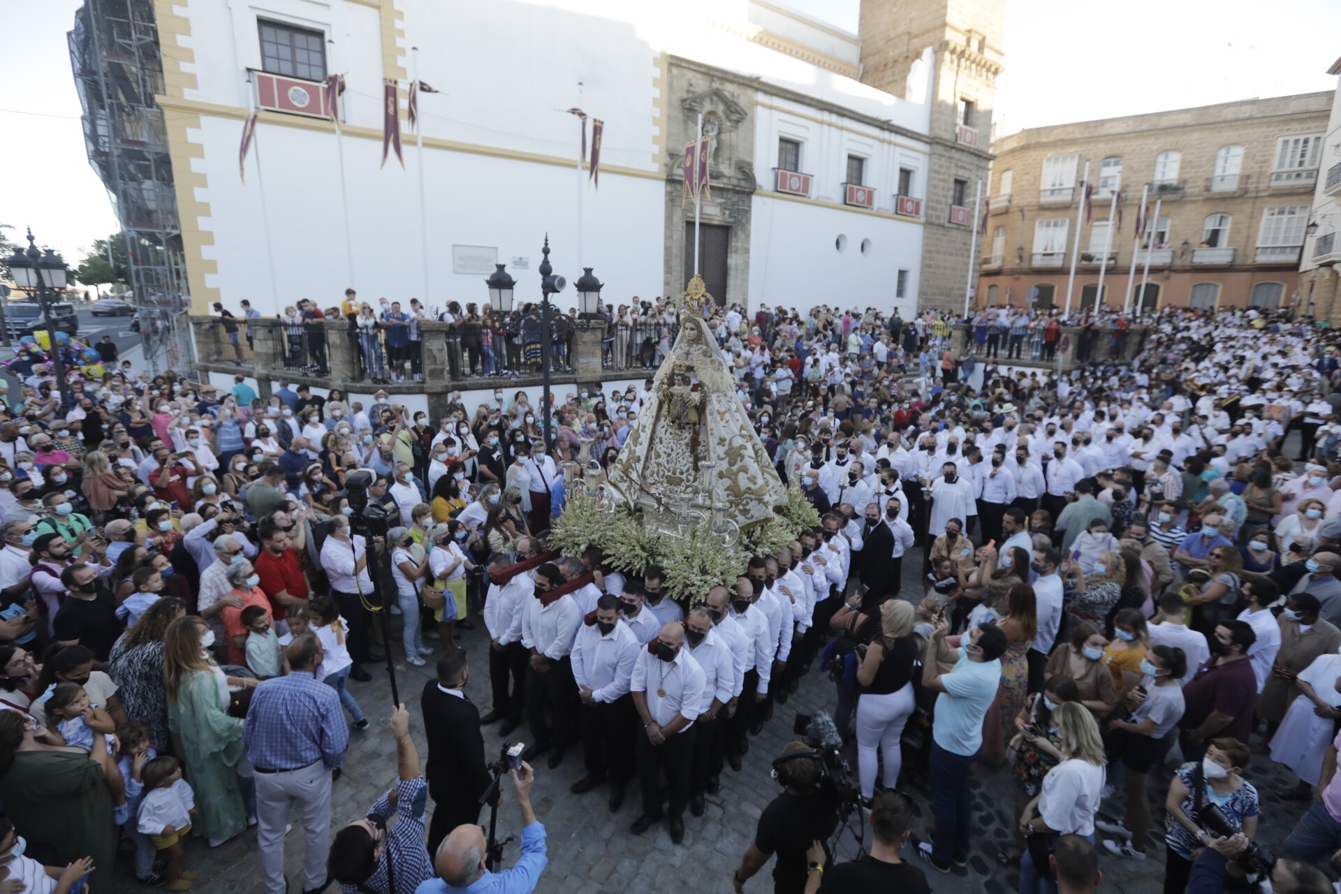 FOTOS: El fervor se desborda en Cádiz con la Virgen del Rosario