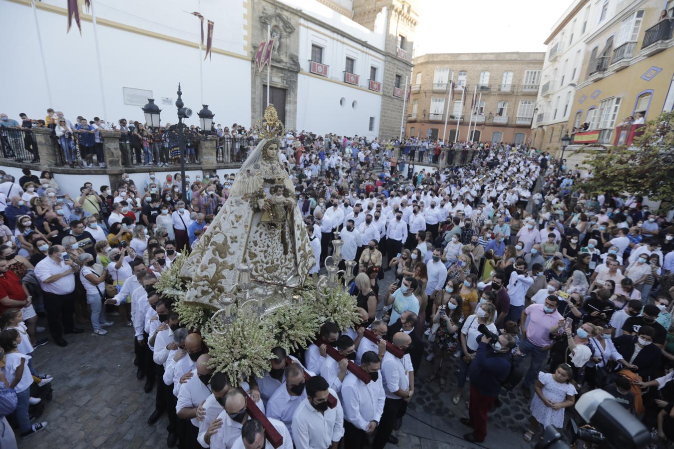 FOTOS: El fervor se desborda en Cádiz con la Virgen del Rosario