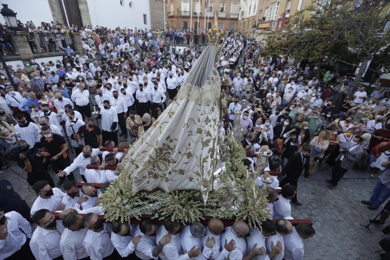 FOTOS: El fervor se desborda en Cádiz con la Virgen del Rosario