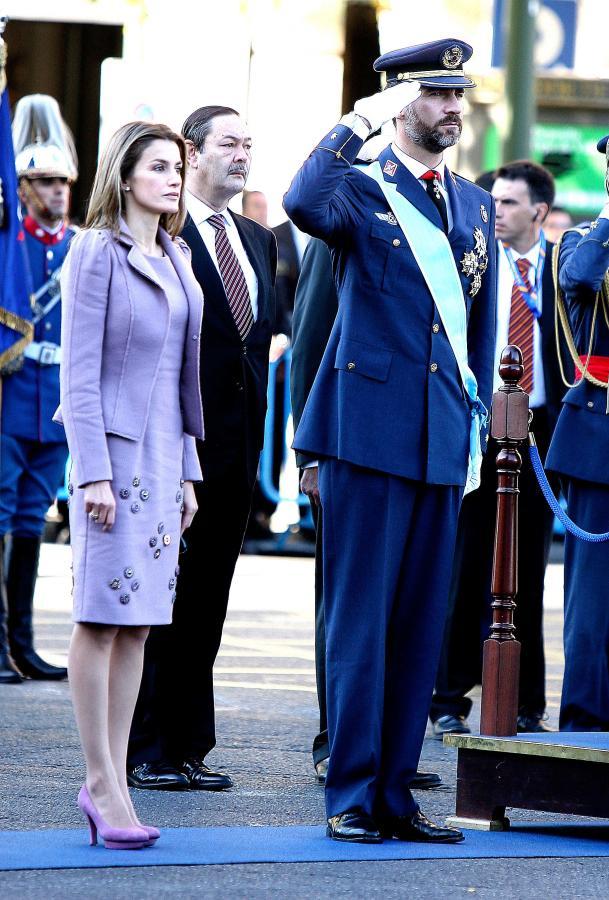 2009 - Los looks de la Reina Letizia en el Día de la Hispanidad. Apostó por un ajustado vestido malva de Felipe Varela con bordados en el bajo al que añadió una totera a juego y unos salones de Magrit del mismo tono.