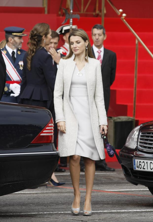 2008 - Los looks de la Reina Letizia en el Día de la Hispanidad. Lució uno de sus looks más minimalistas con un vestido gris perla con brocados de Felipe Varela y una chaqueta midi con las solapas invertidas. Lo combinó con unos peep toe de Magrit.