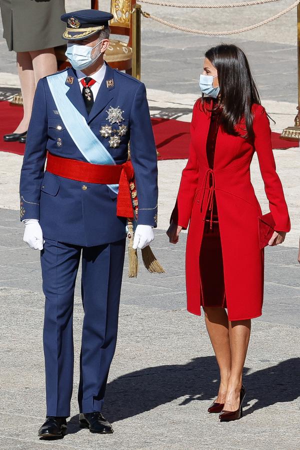 2020 - Los looks de la Reina Letizia en el Día de la Hispanidad. Para el año en el que estábamos inmersos en la pandemia optó por reutilizar un estilismo que estrenó en su viaje a Japón en 2017 compuesto de un vestido midi de terciopelo rojo con una chaqueta con cuello mao y doble lazada en la cintura de Felipe Varela.