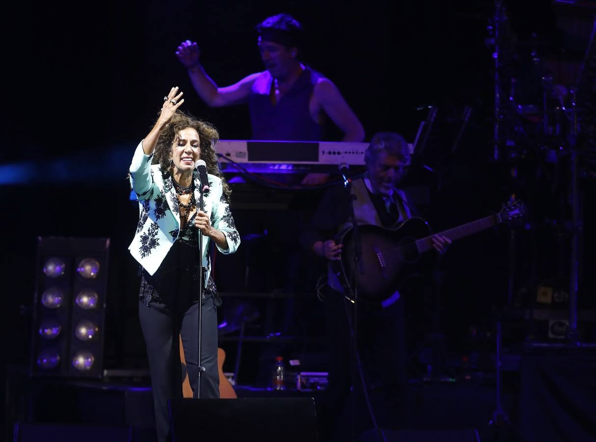 Rosario Flores inunda la Plaza de España con su arte y alegría