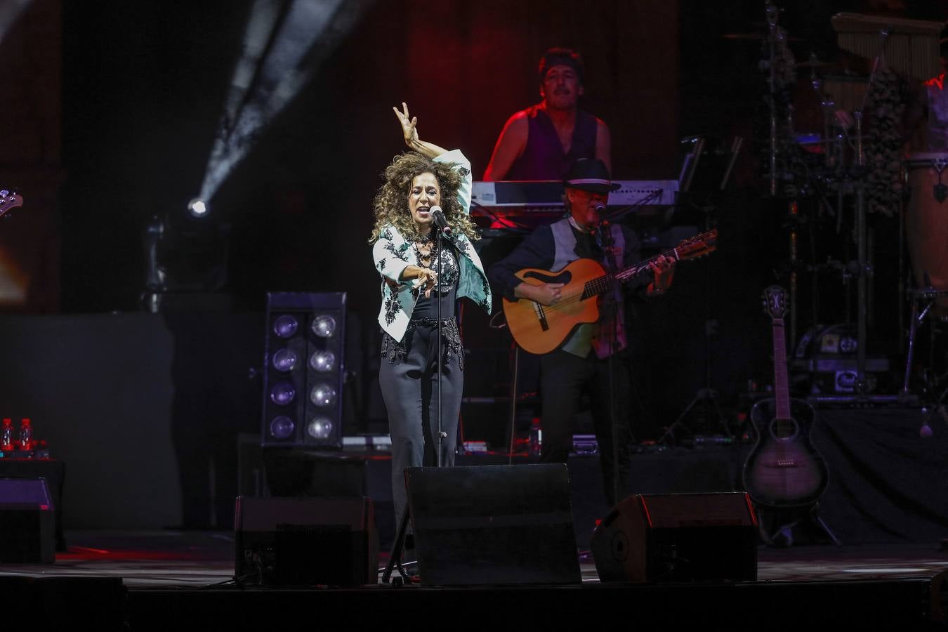 Rosario Flores inunda la Plaza de España con su arte y alegría