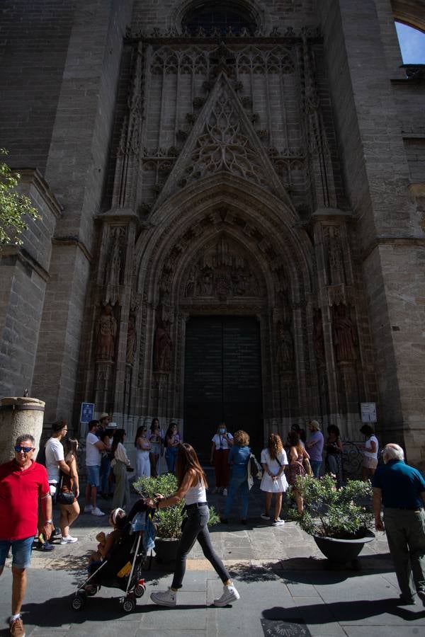 Las calles de Sevilla se llenan en el puente del Pilar