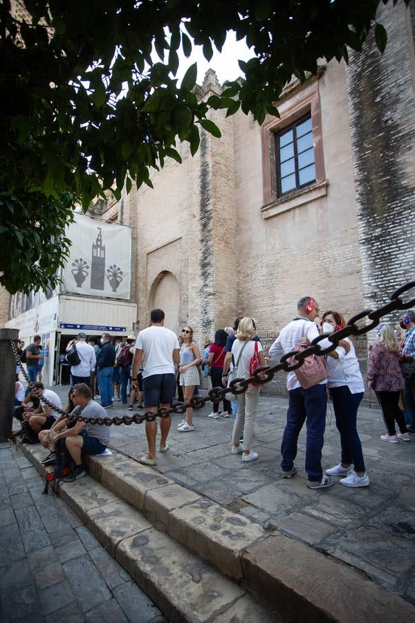 Las calles de Sevilla se llenan en el puente del Pilar