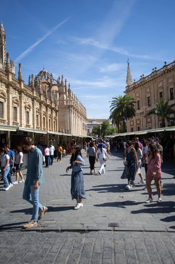 Las calles de Sevilla se llenan en el puente del Pilar