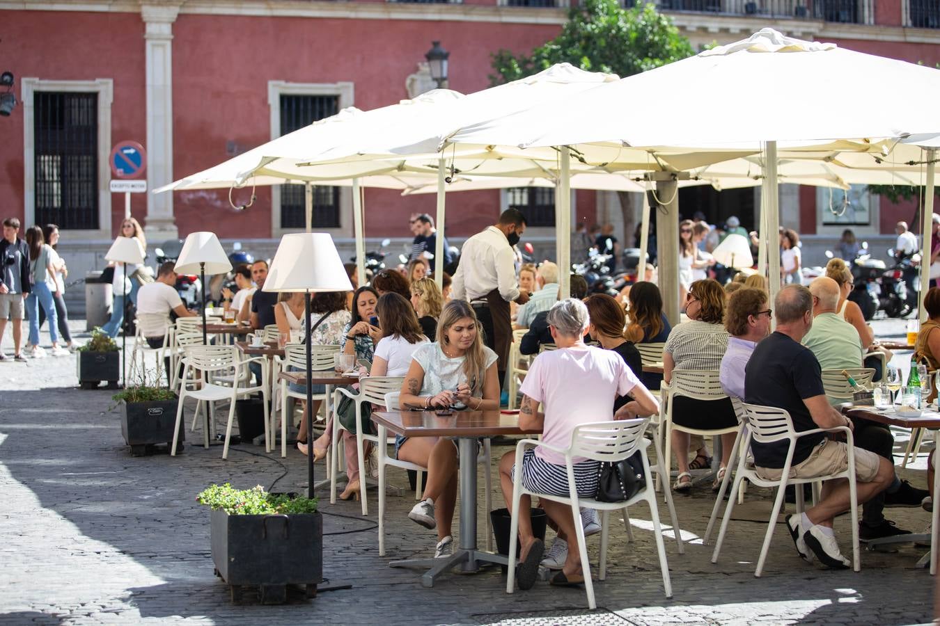 Las calles de Sevilla se llenan en el puente del Pilar