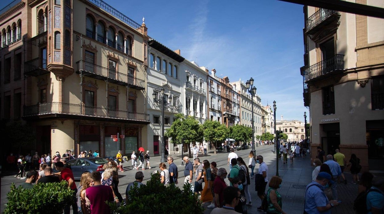 Las calles de Sevilla se llenan en el puente del Pilar