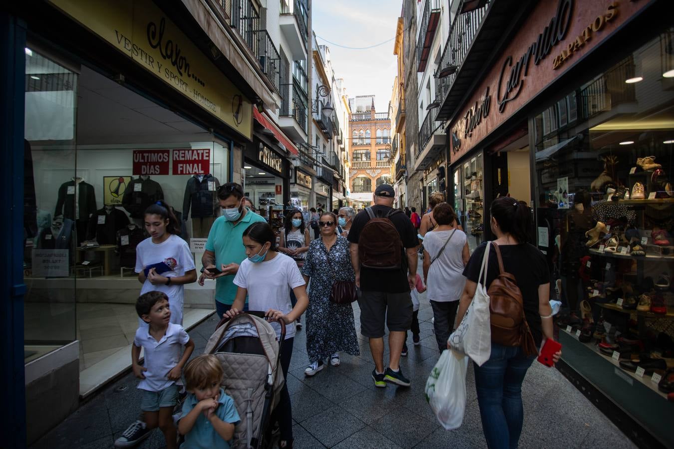 Las calles de Sevilla se llenan en el puente del Pilar