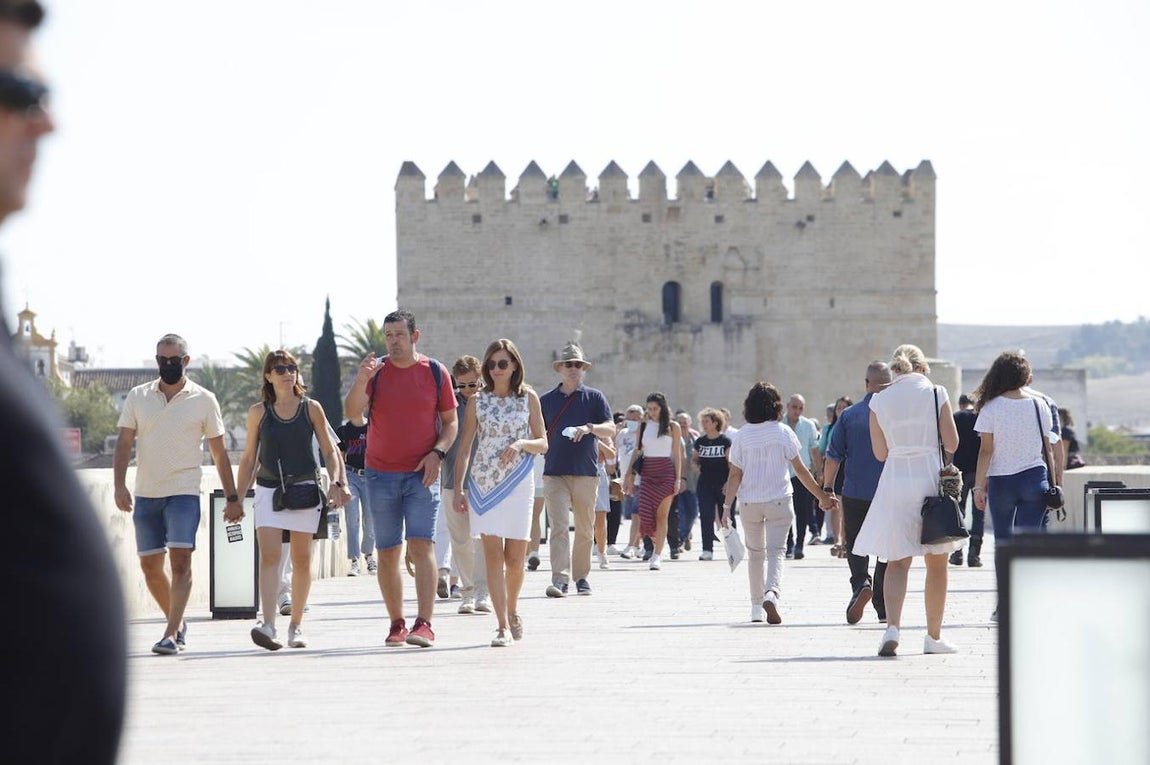 El turismo en Córdoba en el Puente del Pilar, en imágenes