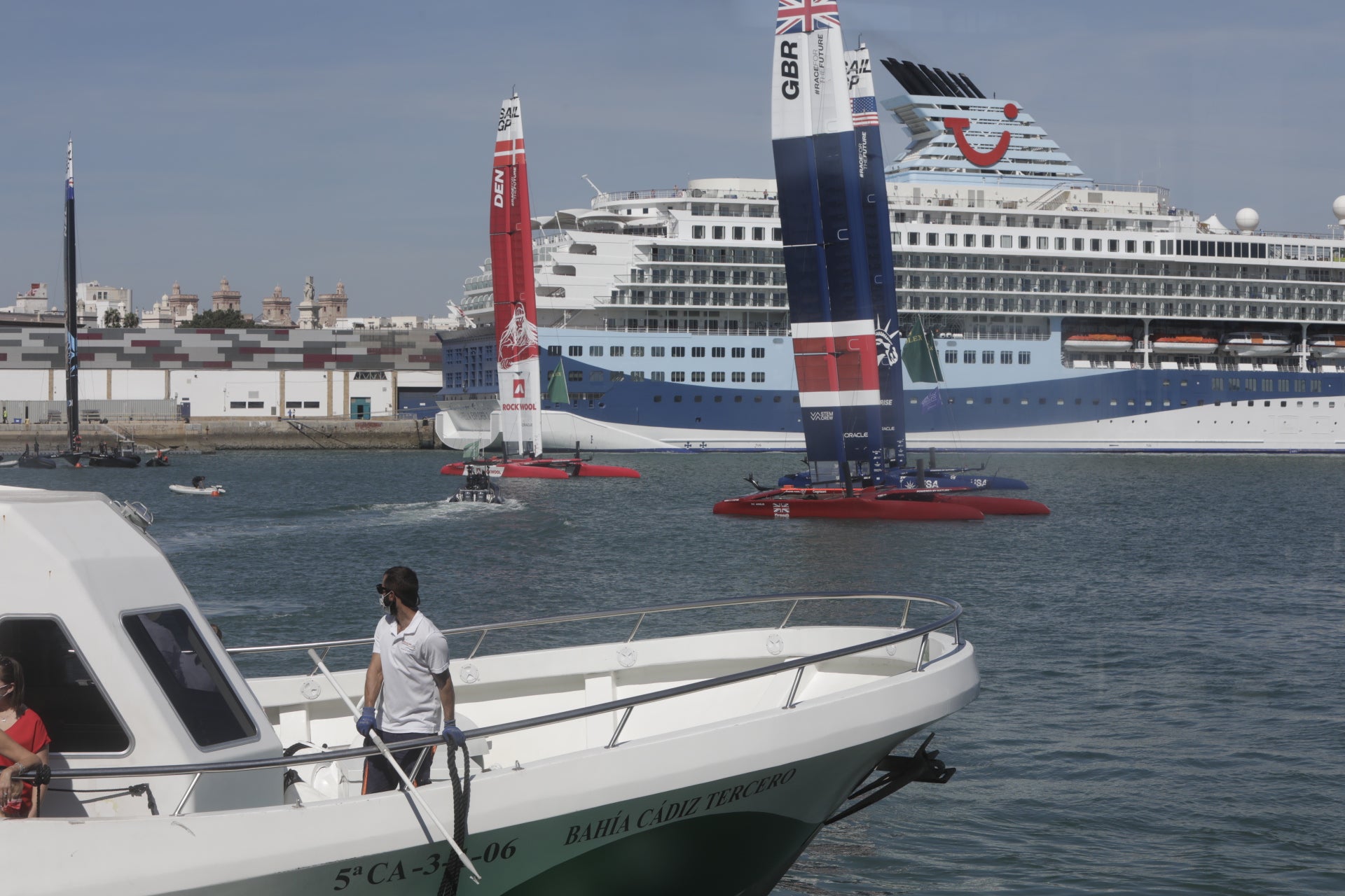 En imágenes: Los gaditanos se echan a la calle para disfrutar de la SailGP