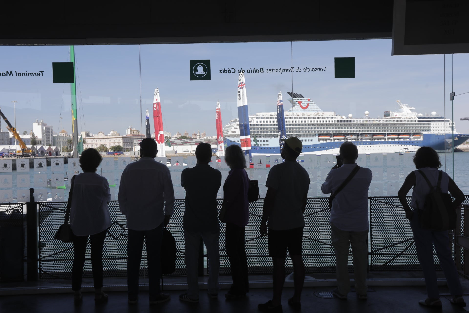 En imágenes: Los gaditanos se echan a la calle para disfrutar de la SailGP