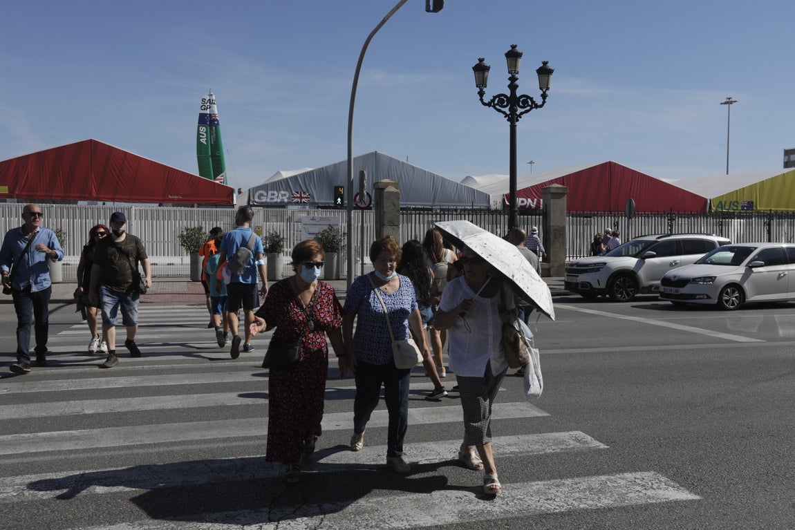 En imágenes: Los gaditanos se echan a la calle para disfrutar de la SailGP