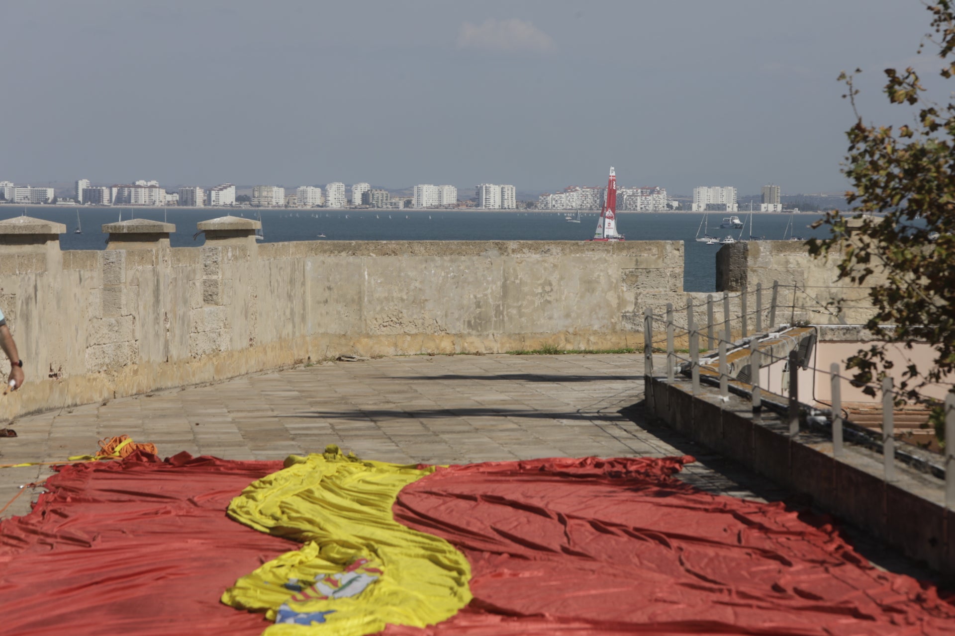 En imágenes: Los gaditanos se echan a la calle para disfrutar de la SailGP