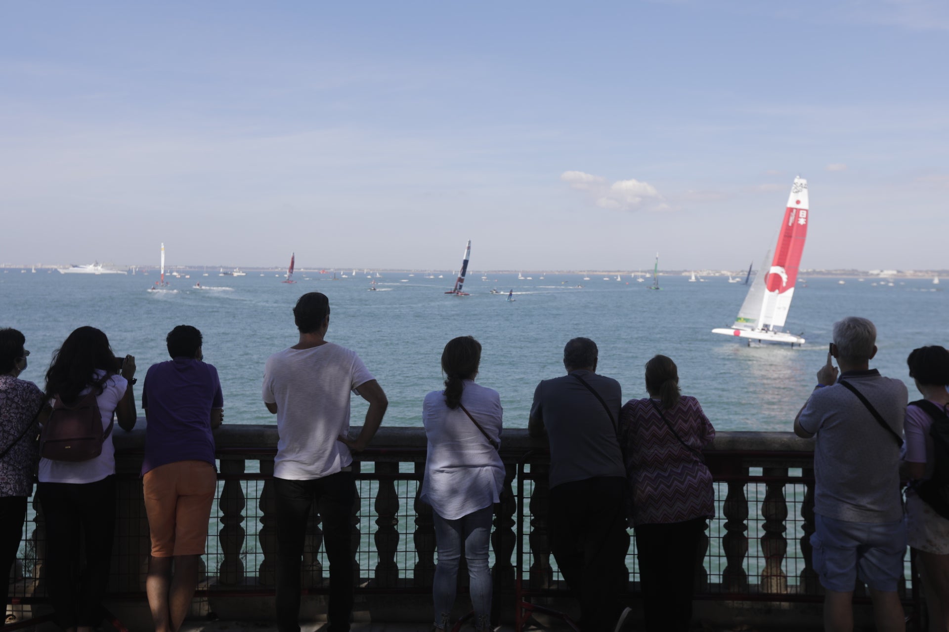 En imágenes: Los gaditanos se echan a la calle para disfrutar de la SailGP