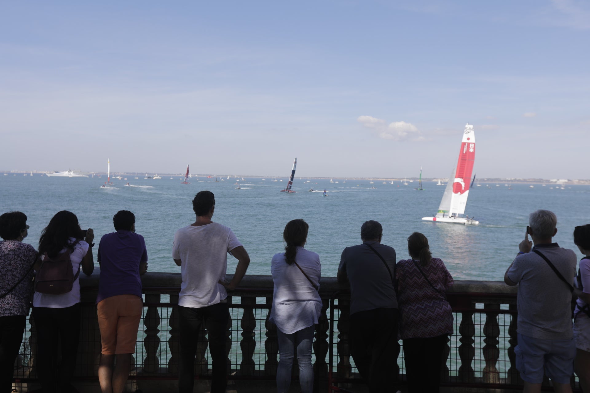 En imágenes: Los gaditanos se echan a la calle para disfrutar de la SailGP