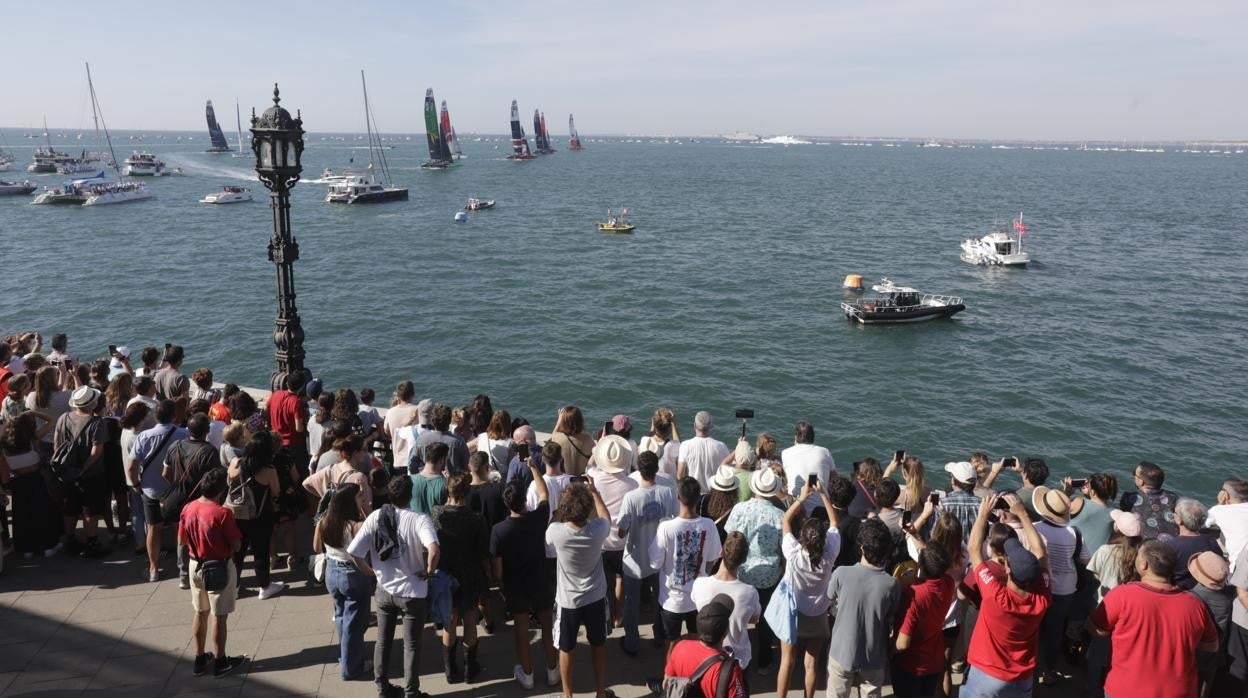 En imágenes: Los gaditanos se echan a la calle para disfrutar de la SailGP