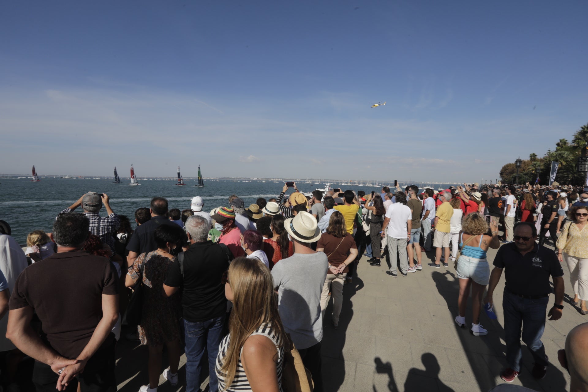 En imágenes: Los gaditanos se echan a la calle para disfrutar de la SailGP