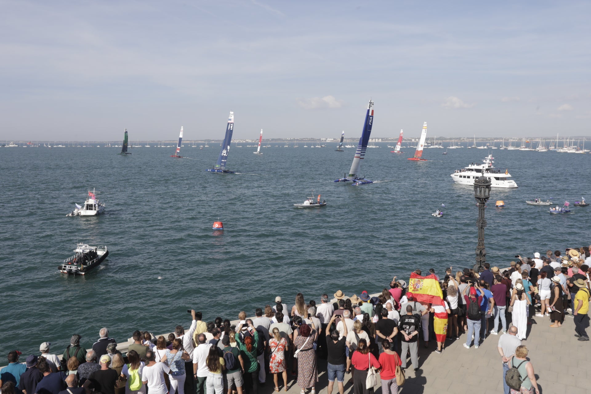 En imágenes: Los gaditanos se echan a la calle para disfrutar de la SailGP