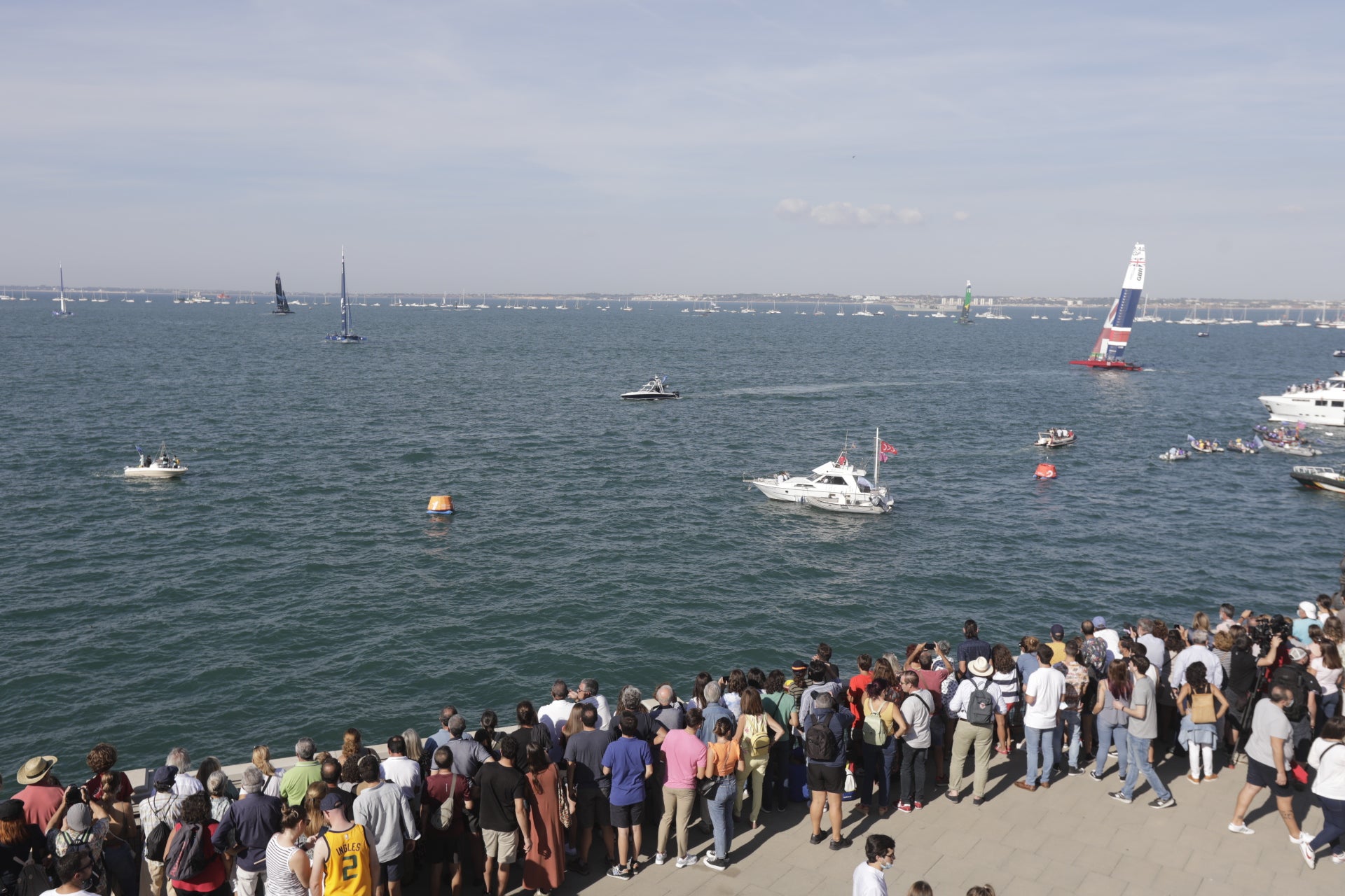 En imágenes: Los gaditanos se echan a la calle para disfrutar de la SailGP