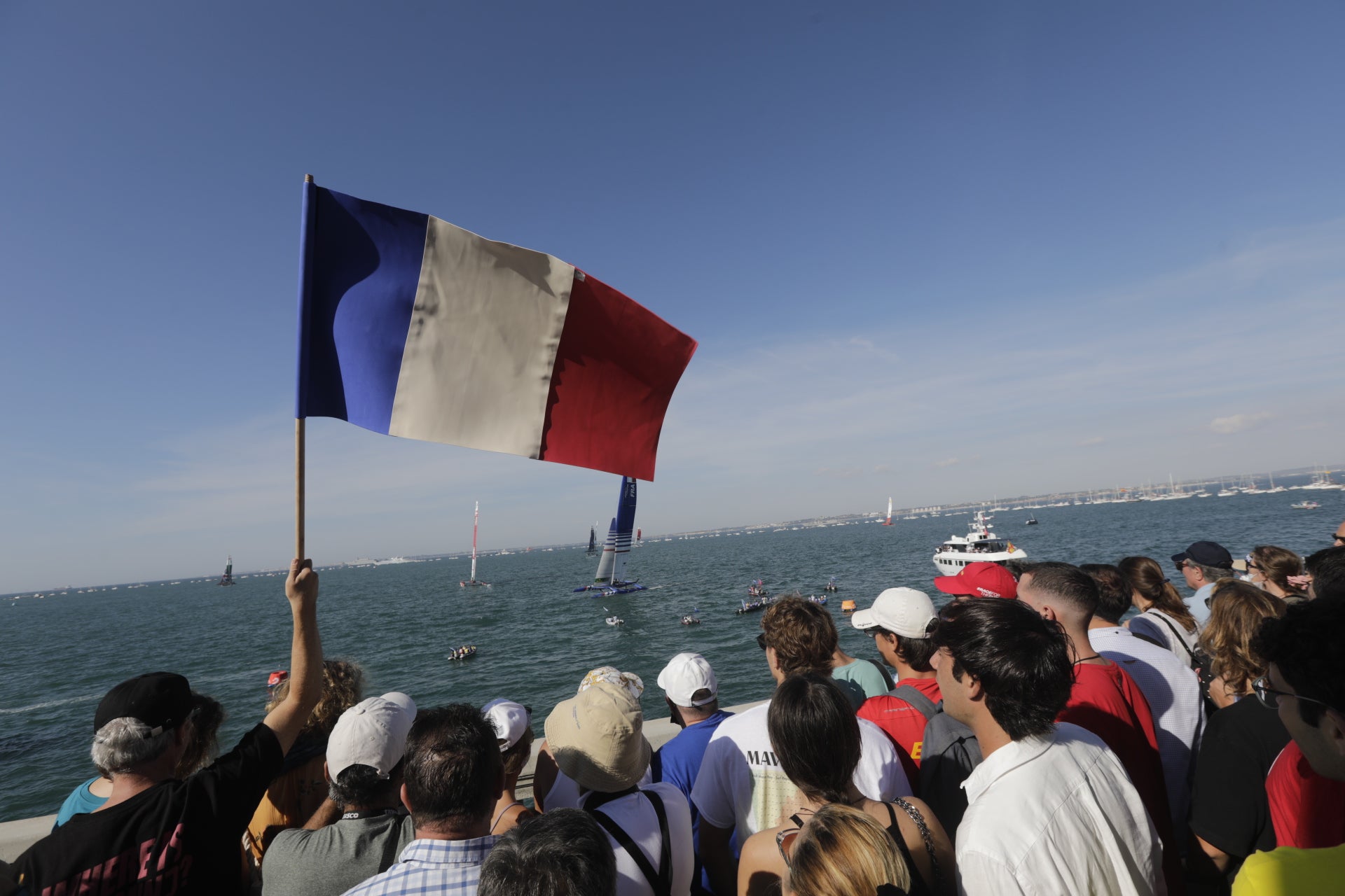 En imágenes: Los gaditanos se echan a la calle para disfrutar de la SailGP