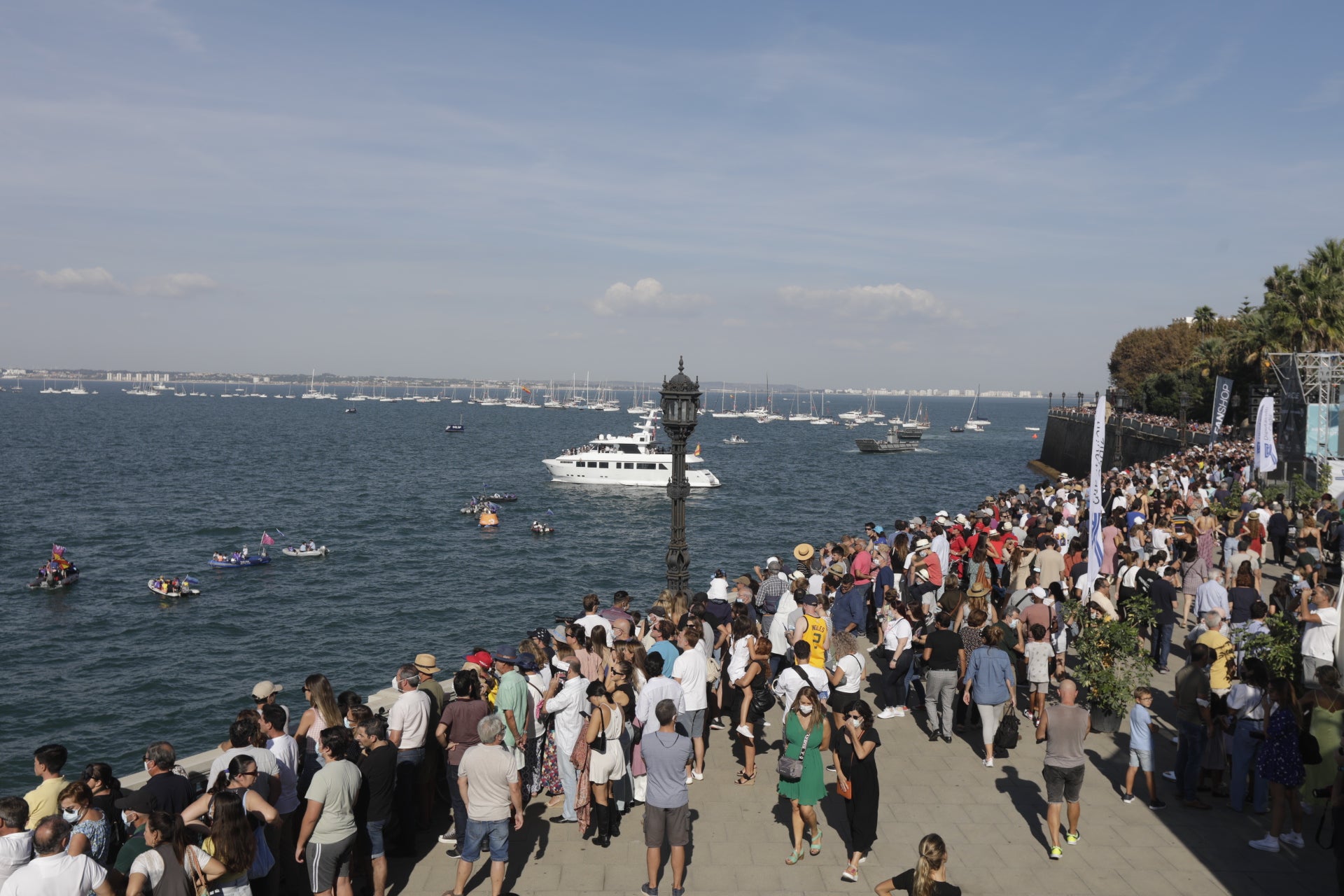 En imágenes: Los gaditanos se echan a la calle para disfrutar de la SailGP