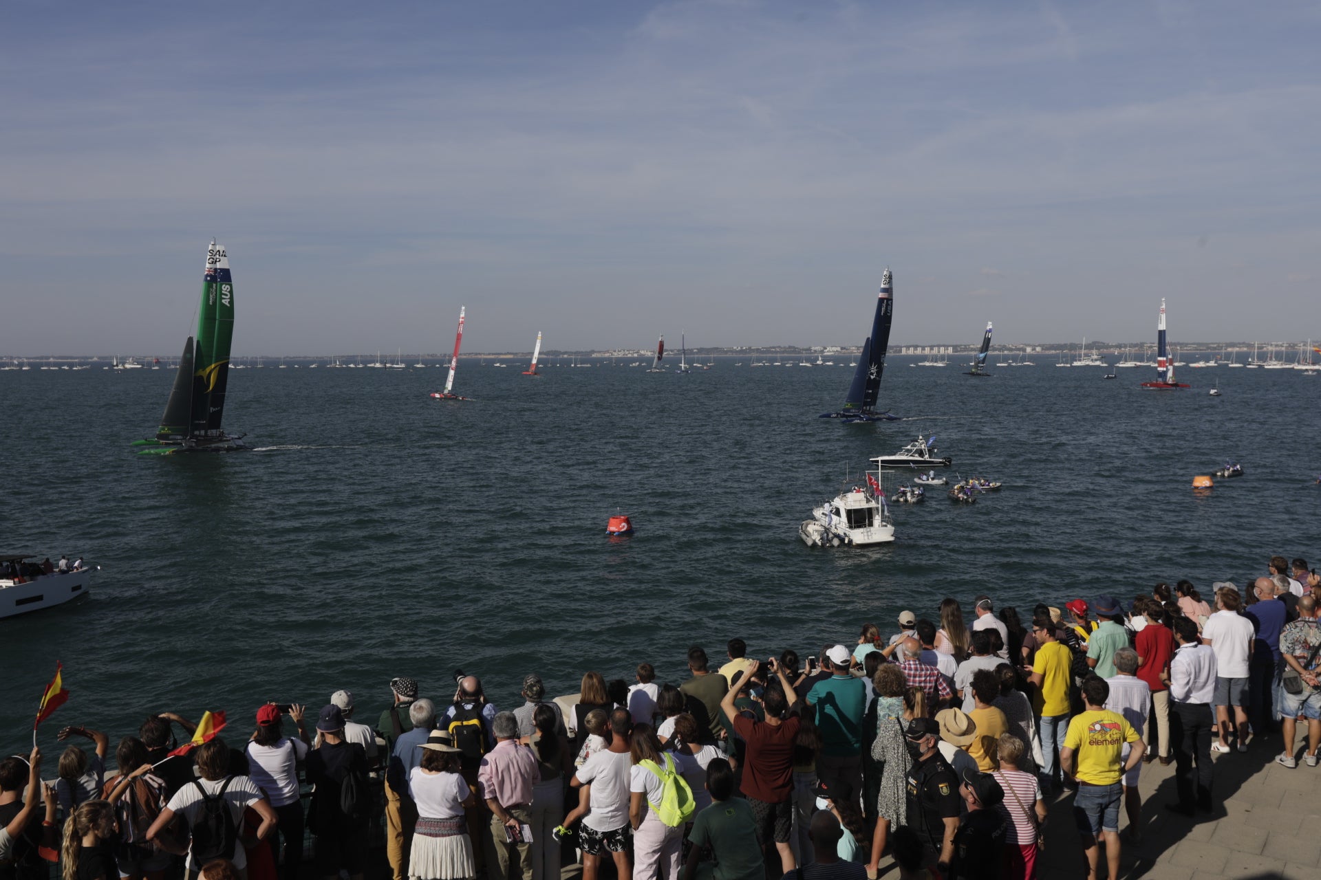 En imágenes: Los gaditanos se echan a la calle para disfrutar de la SailGP