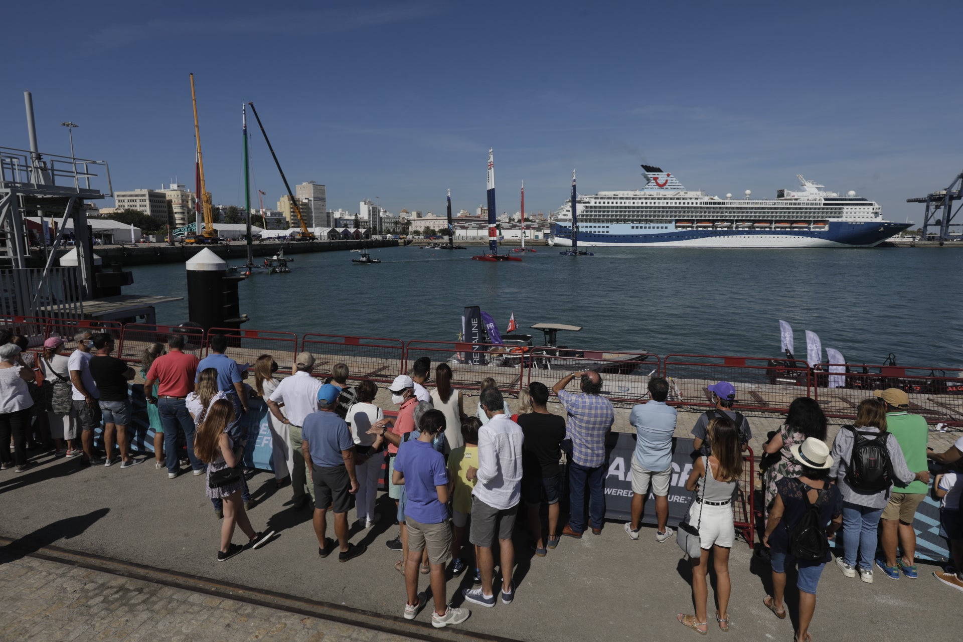 En imágenes: Los gaditanos se echan a la calle para disfrutar de la SailGP