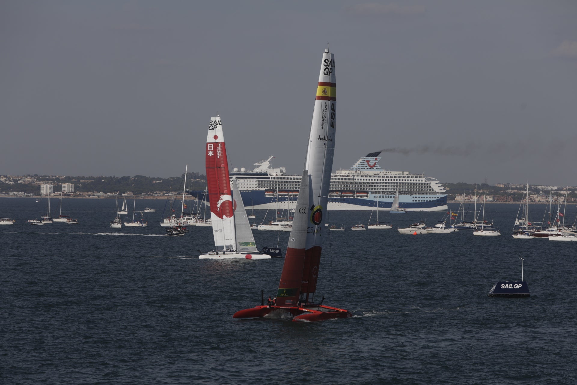 En imágenes: Los gaditanos se echan a la calle para disfrutar de la SailGP