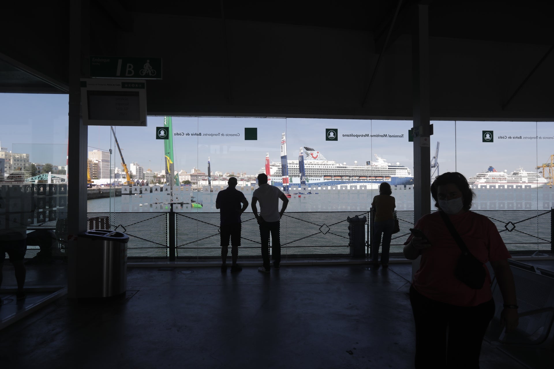 En imágenes: Los gaditanos se echan a la calle para disfrutar de la SailGP