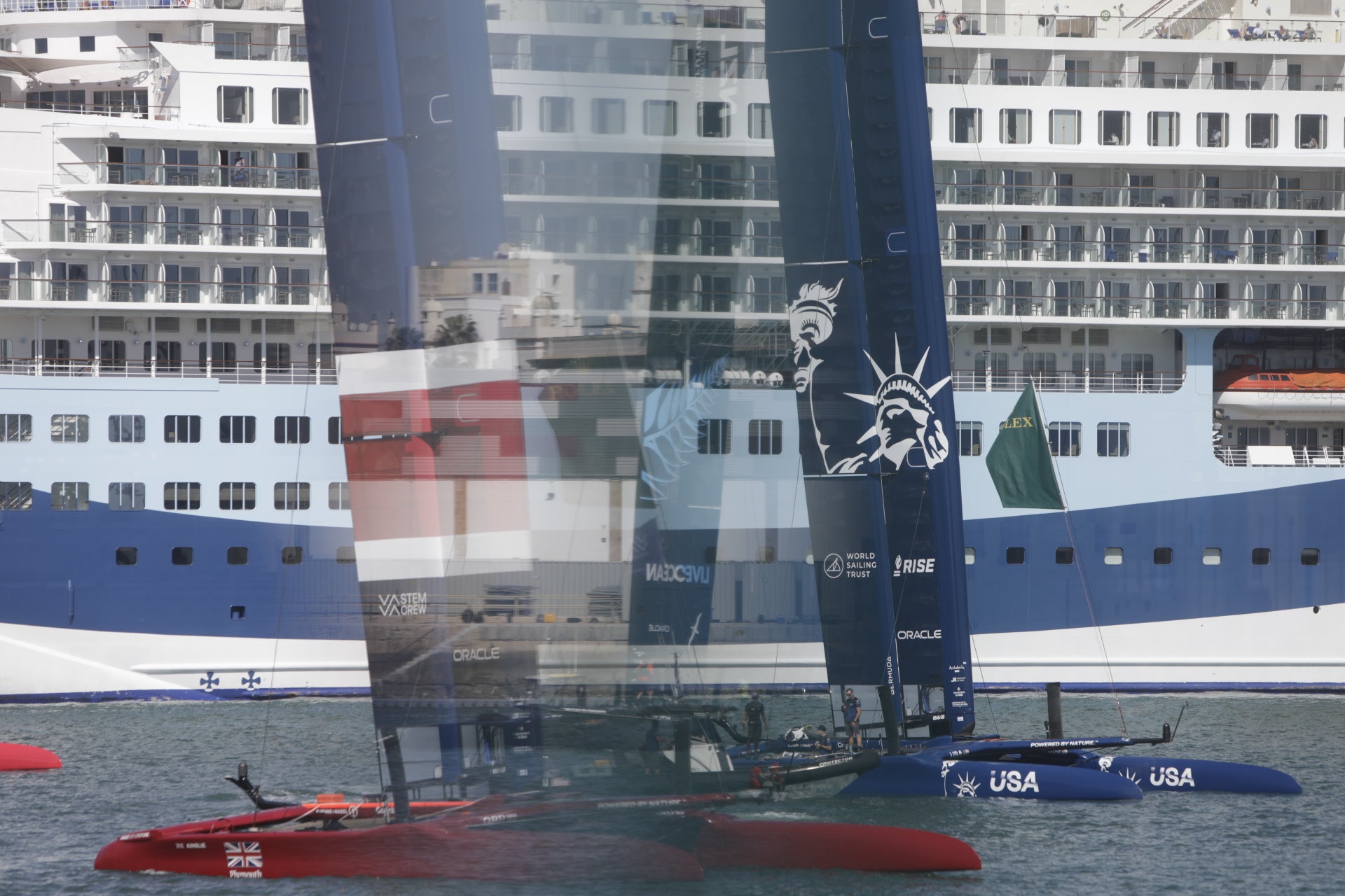 En imágenes: Los gaditanos se echan a la calle para disfrutar de la SailGP