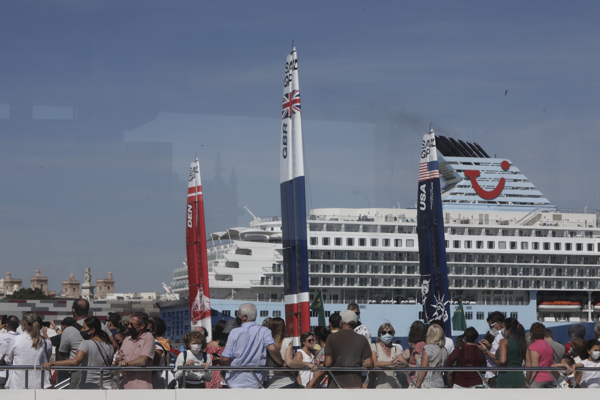 En imágenes: Los gaditanos se echan a la calle para disfrutar de la SailGP