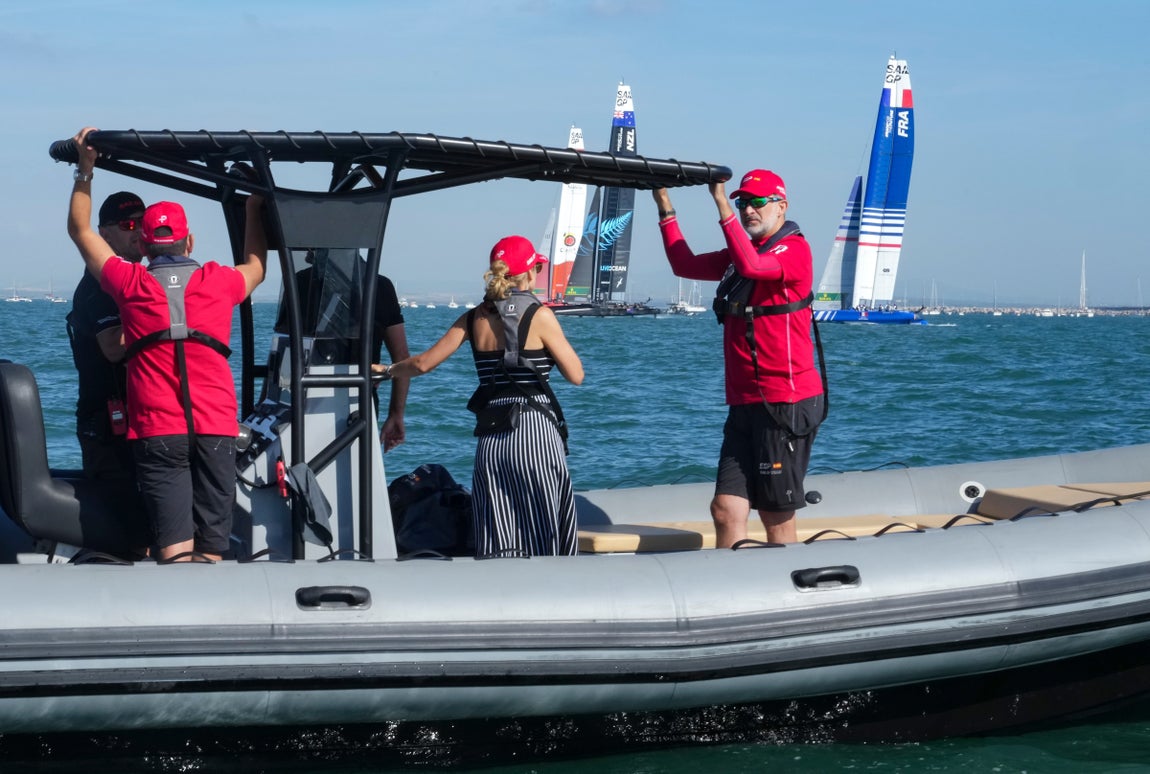 En imágenes: El Rey a bordo del F50 Victoria en Cádiz