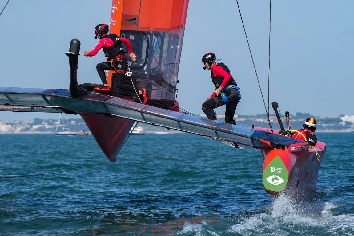 En imágenes: El Rey a bordo del F50 Victoria en Cádiz