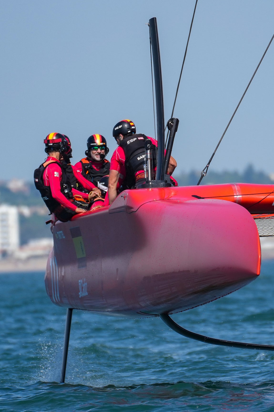 En imágenes: El Rey a bordo del F50 Victoria en Cádiz