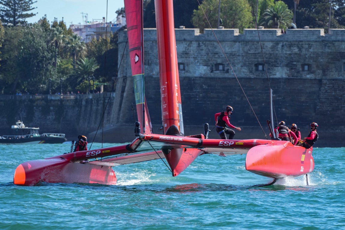 En imágenes: El Rey a bordo del F50 Victoria en Cádiz