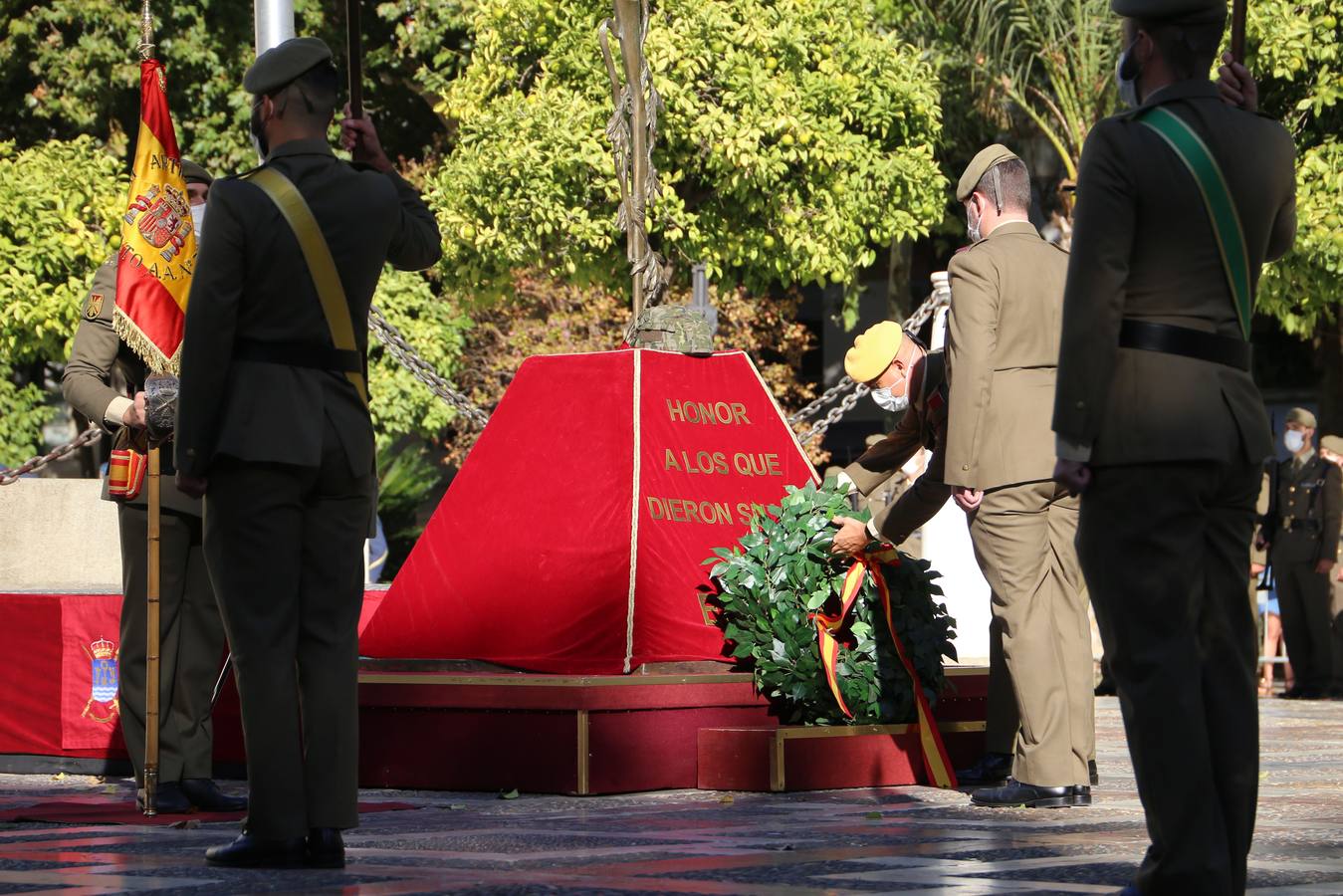 Acto de izado de la bandera por el Día de la Hispanidad en Sevilla