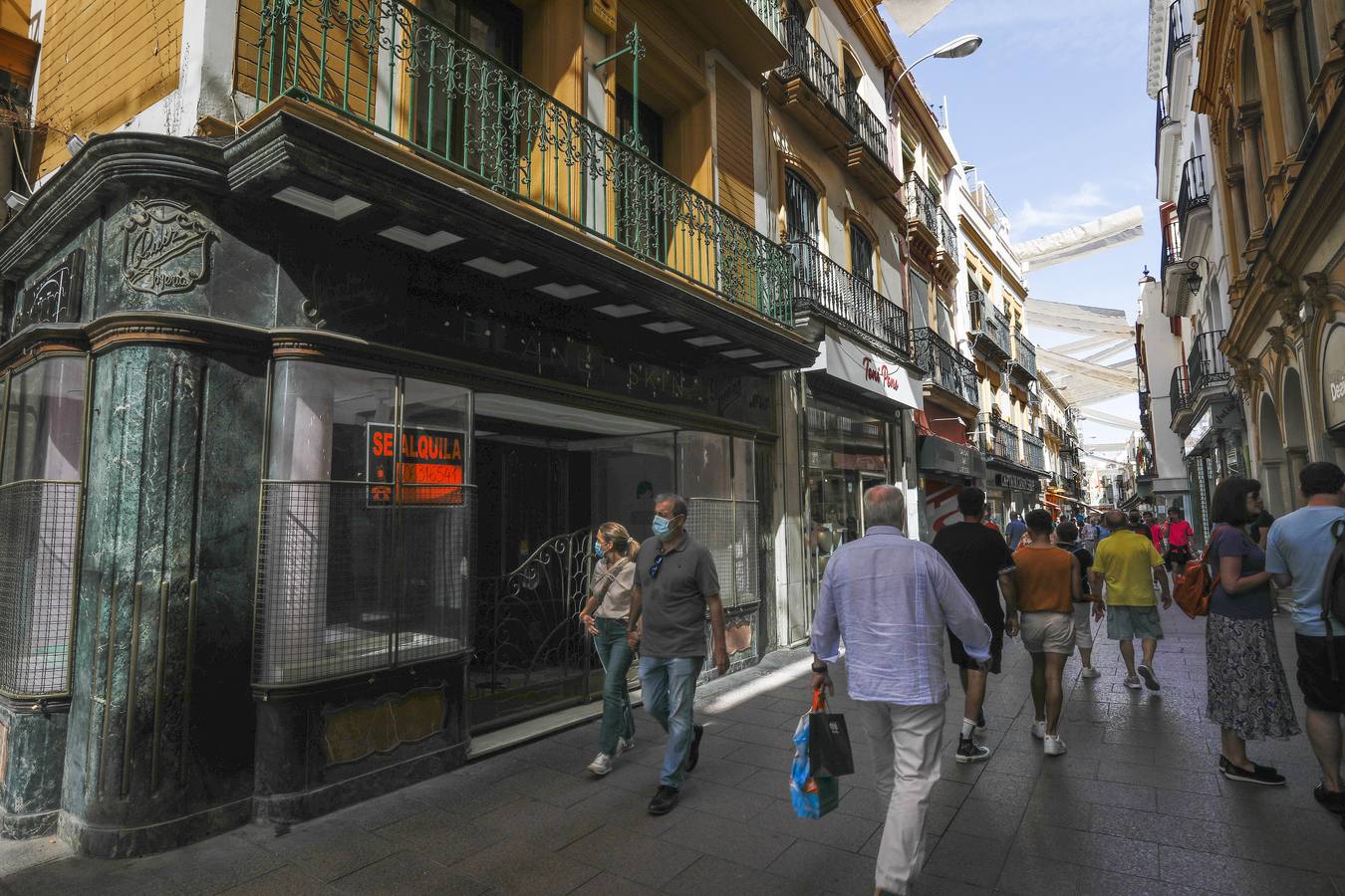 Los locales comerciales del eje Tetuán-Sierpes vuelven a reactivarse tras la pandemia