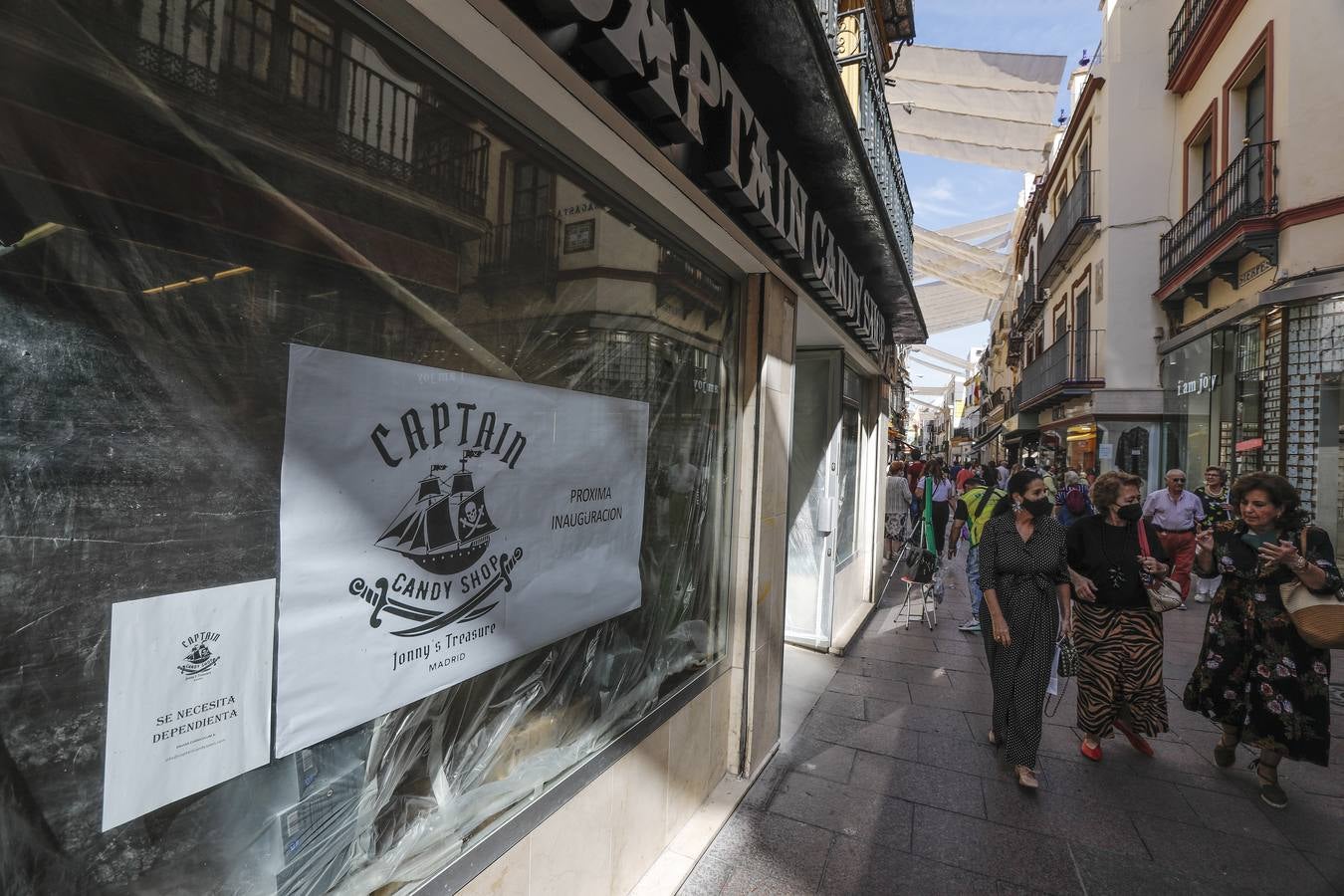 Los locales comerciales del eje Tetuán-Sierpes vuelven a reactivarse tras la pandemia