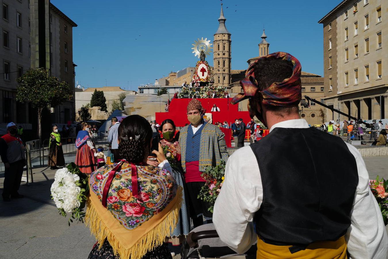 En imágenes: así ha sido la ofrenda floral a la Virgen del Pilar en Zaragoza