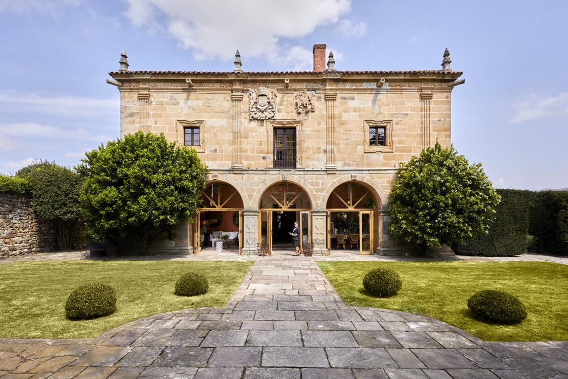 Palacio Helguera (Santander). Este palacio del S. XVII reconvertido en Hotel Boutique y Anticuario cuenta con once habitaciones categoría suite, cada unadiseñada de manera única en torno al confort. Inmerso en la naturaleza interior de Cantabria, a tan sólo 25 minutos de la ciudad de Santander y sus playas, sus jardines y la naturaleza que lo rodean invitan a explorar los valles pasiegos colindantes, que presentan una gran variedad de actividades en cualquier época del año. El <a href="https://www.palaciohelguera.com/" target="_blank">Hotel boutique Palacio Helguera </a>enclave perfecto para disfrutar de la naturaleza y el descanso, que cuenta con piscina climatizada exterior e interior, gimnasio y wellness. Además, su oferta gastronómica se centra en una gastronomía cántabra de sello propio, recuperando una cocina tradicional cosmopolita, con ingredientes frescos y de mercado, en un ambiente noble y acogedor.