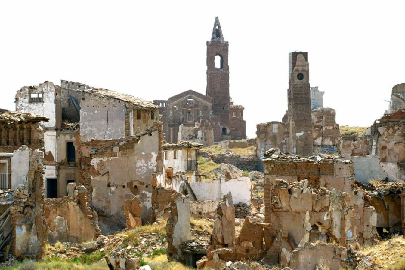 Las ruinas se caen. Fotografía de archivo de las ruinas de Belchite en 2003. Desde entonces, las ruinas no han dejado de sufrir nuevos derrumbes a falta de presupuestos para su conservación.